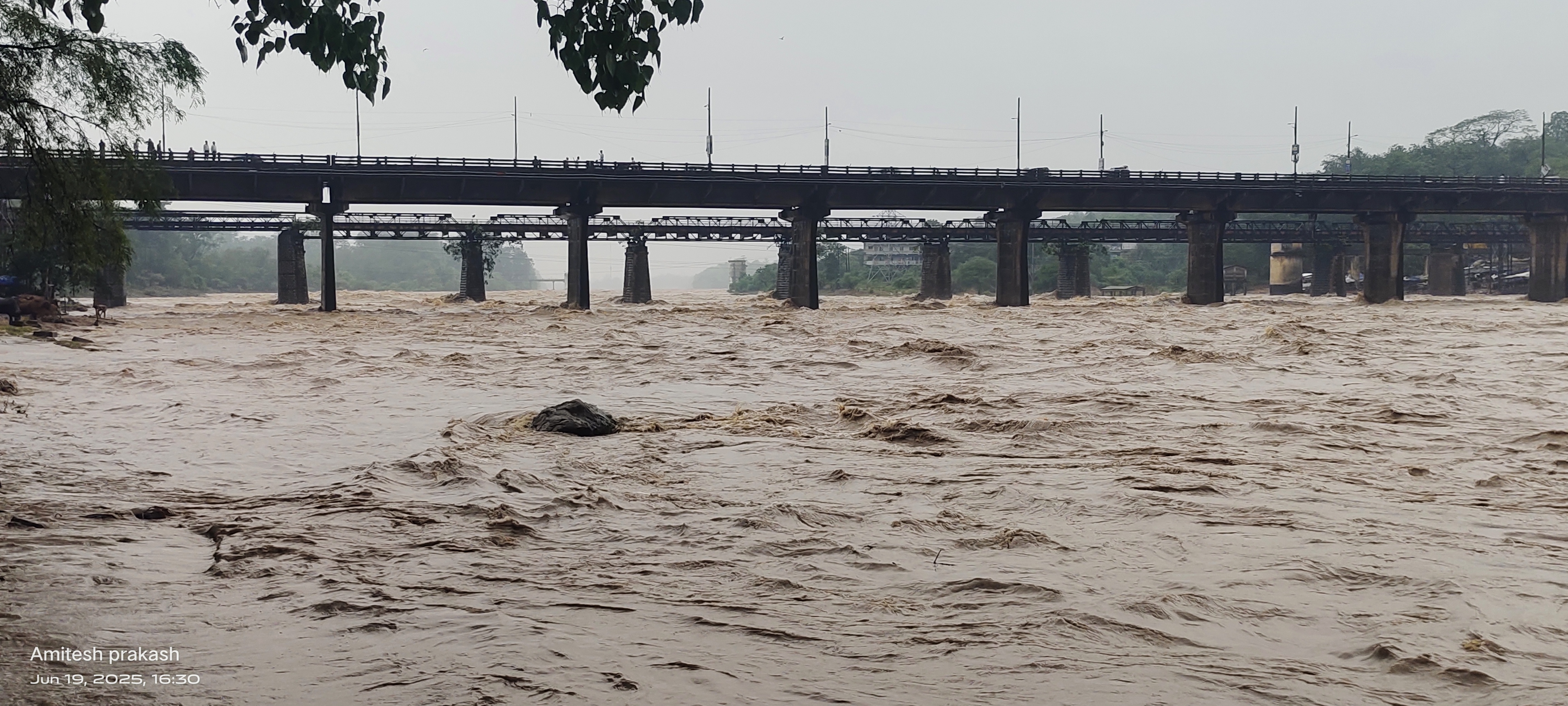 दामोदर ने धरा रौद्र रूप दामोदर ने धरा रौद्र रूप