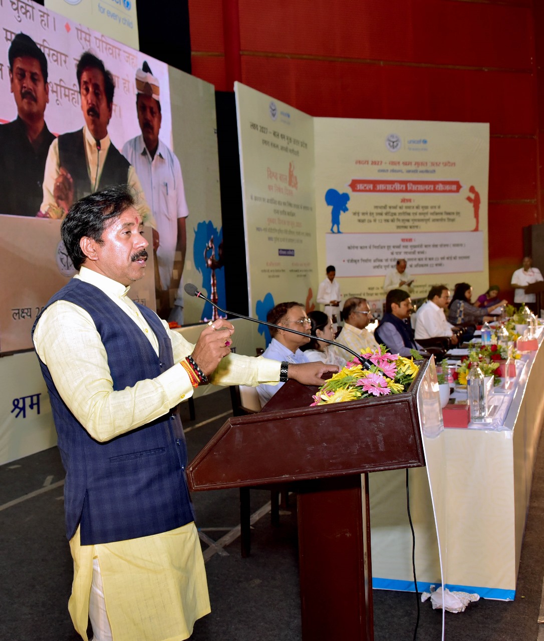 मंच से बाेलते मंत्री अनिल राजभर एवं अन्य मंच से बाेलते मंत्री अनिल राजभर एवं अन्य