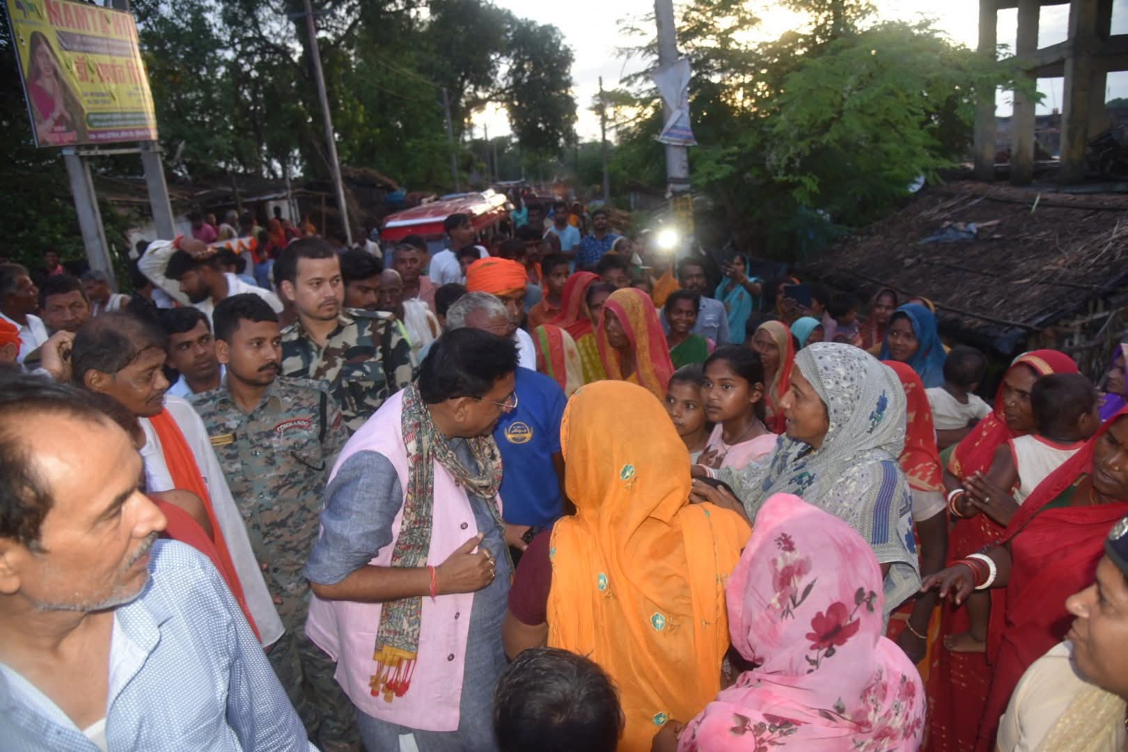 महादलित समुदाय से मिलते विधायक महादलित समुदाय से मिलते विधायक