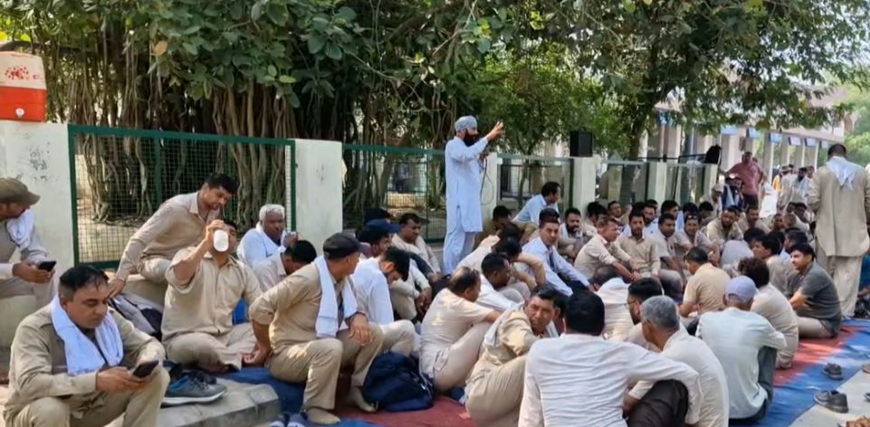 सिरसा बस अड्डा परिसर में चक्का जाम कर धरने पर बैठे कर्मचारी। सिरसा बस अड्डा परिसर में चक्का जाम कर धरने पर बैठे कर्मचारी।