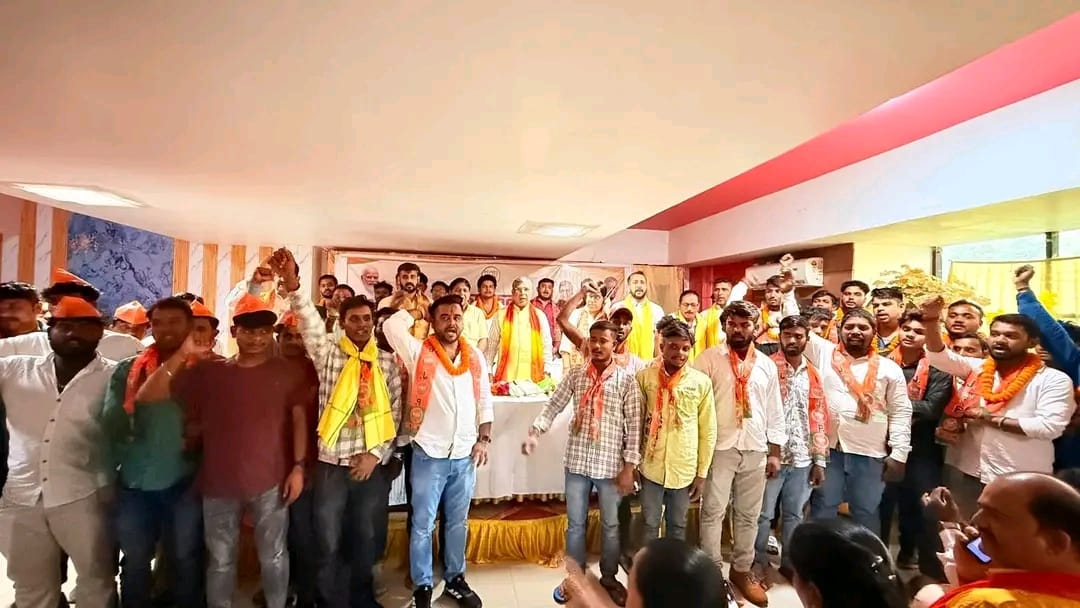 कार्यकर्ता मिलन समारोह में शामिल लोग