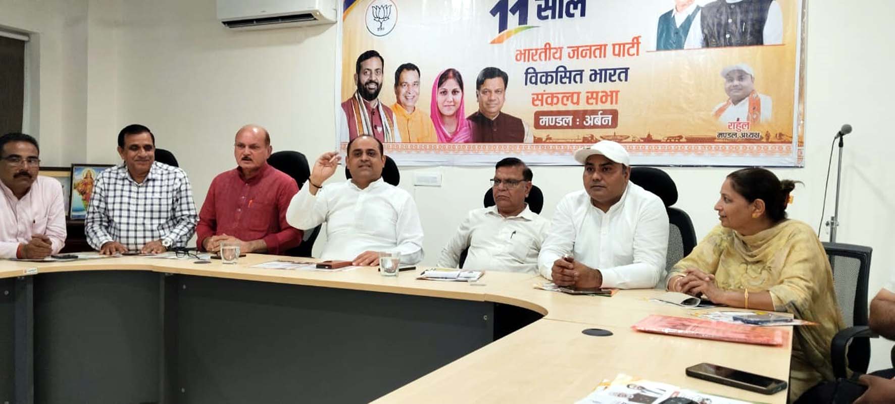 कार्यक्रम में उपस्थित भाजपा नेता। कार्यक्रम में उपस्थित भाजपा नेता।