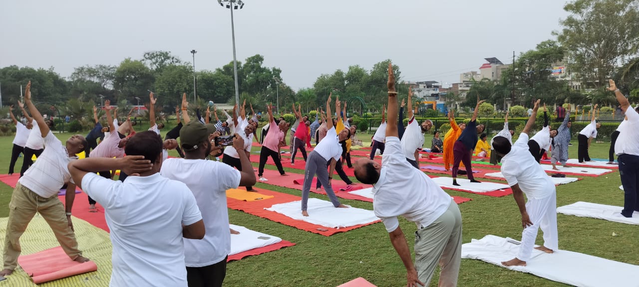योग का प्रकाशिन देते हुए युग गुरु अचल हरि मूर्ति योग का प्रकाशिन देते हुए युग गुरु अचल हरि मूर्ति