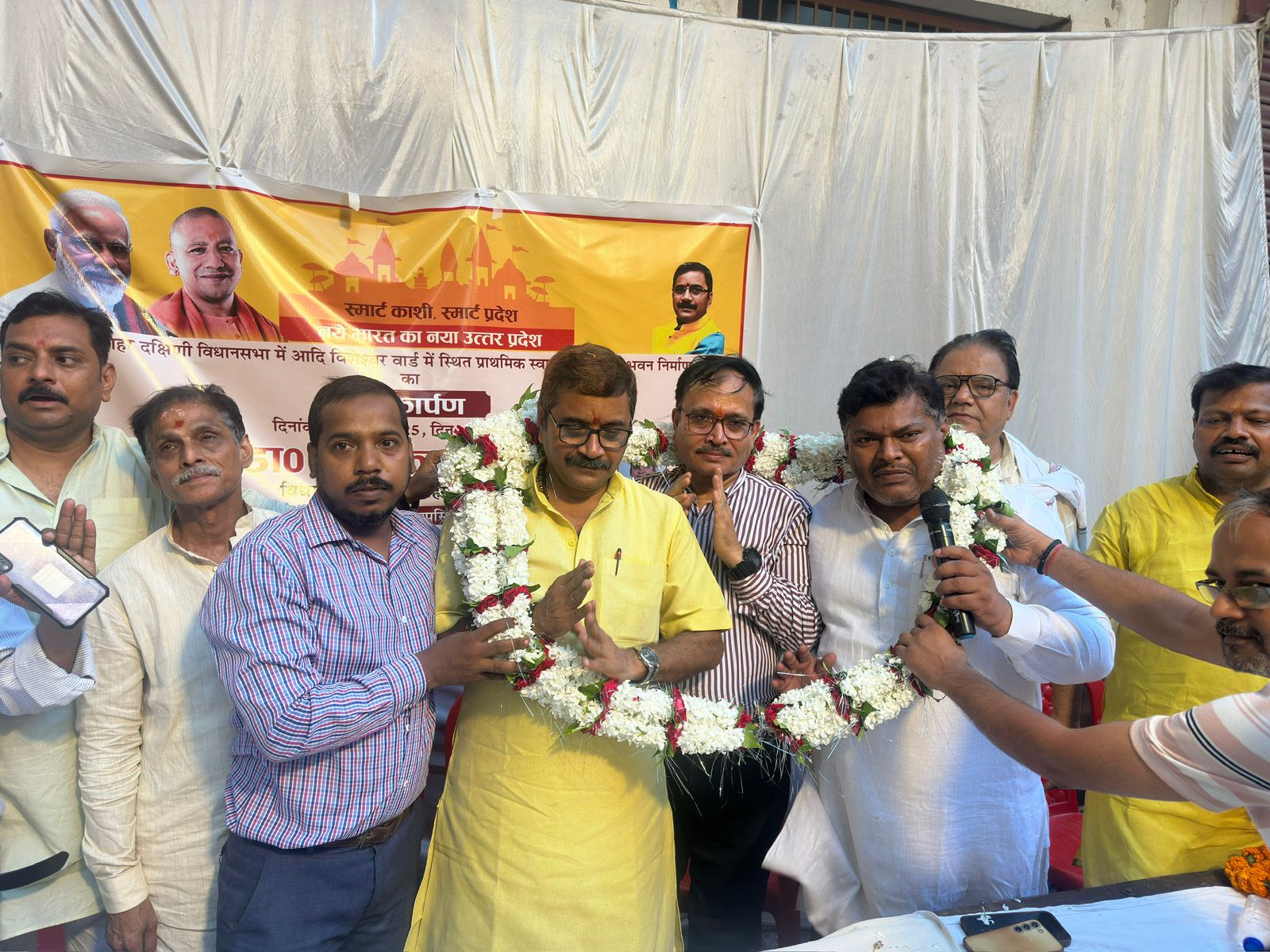 प्राइमरी हेल्थ सेंटर का उद्घाटन करते विधायक नीलकंठ तिवारी प्राइमरी हेल्थ सेंटर का उद्घाटन करते विधायक नीलकंठ तिवारी