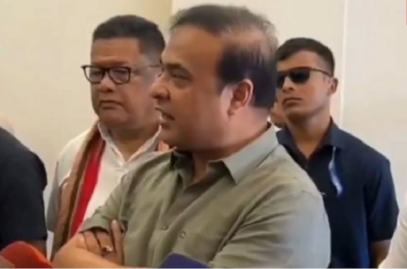 गुवाहाटीः मीडिया कर्मियों से बातचीत करते मुख्यमंत्री डॉ. हिमंत बिस्व सरमा गुवाहाटीः मीडिया कर्मियों से बातचीत करते मुख्यमंत्री डॉ. हिमंत बिस्व सरमा