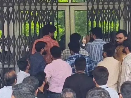 आरएनटी मेडिकल कॉलेज के हॉस्टल में करंट लगने से डॉक्टर की मौत, रेजिडेंट्स उतरे हड़ताल पर आरएनटी मेडिकल कॉलेज के हॉस्टल में करंट लगने से डॉक्टर की मौत, रेजिडेंट्स उतरे हड़ताल पर