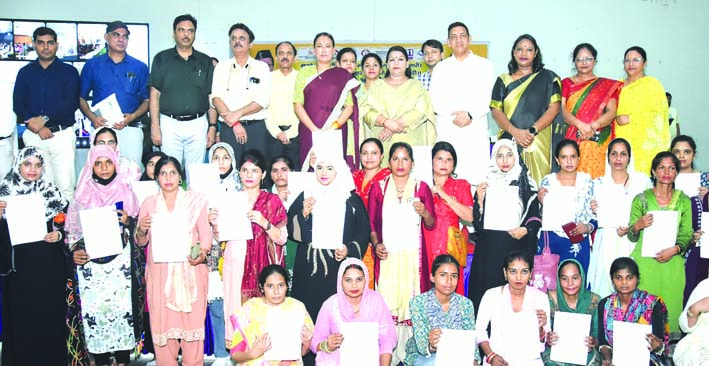 नियुक्ति पत्र वितरण के दौरान नियुक्ति पत्र वितरण के दौरान