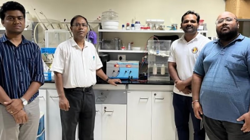 आईआईटी गुवाहाटी द्विवारा कसित की 20 रुपये में एक हजार लीटर फ्लोराइड मुक्त पानी की तकनीक से संबंधित तस्वीर। आईआईटी गुवाहाटी द्विवारा कसित की 20 रुपये में एक हजार लीटर फ्लोराइड मुक्त पानी की तकनीक से संबंधित तस्वीर।