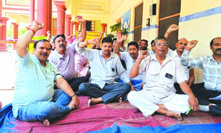 गुरुकुल परिसर में प्रदर्शन करते कर्मचारी गुरुकुल परिसर में प्रदर्शन करते कर्मचारी