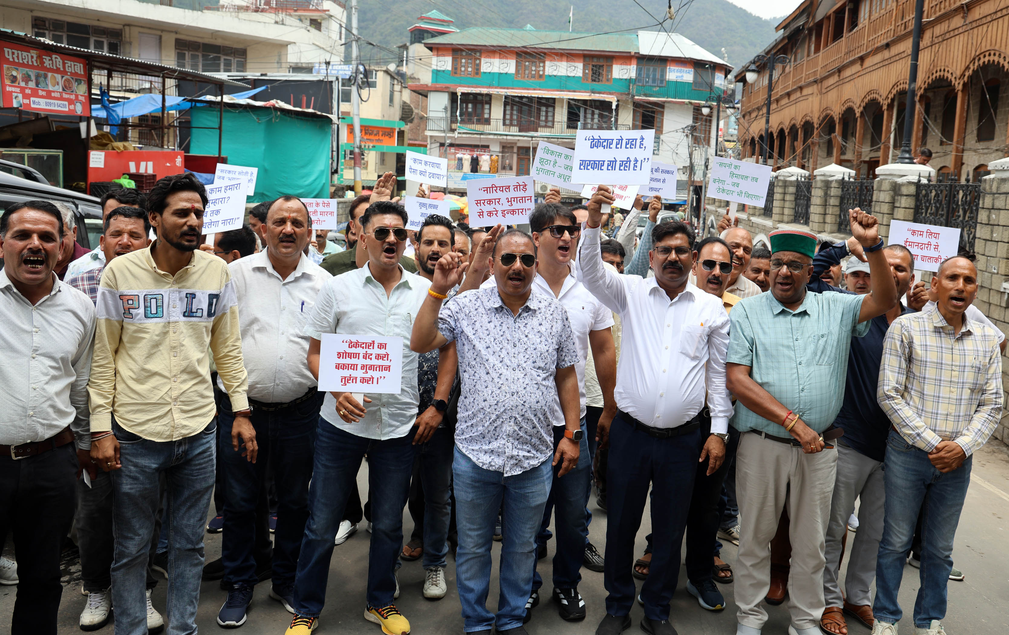 अपनी मांगों को लेकर मंडी में प्रदर्शन करते ठेकेदार संघ के पदाधिकारी। अपनी मांगों को लेकर मंडी में प्रदर्शन करते ठेकेदार संघ के पदाधिकारी।