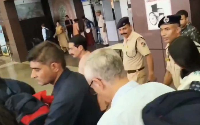 मुख्यमंत्री उमर ने श्रीनगर से कटरा तक नई शुरू की गई वंदे भारत एक्सप्रेस में यात्रा की मुख्यमंत्री उमर ने श्रीनगर से कटरा तक नई शुरू की गई वंदे भारत एक्सप्रेस में यात्रा की