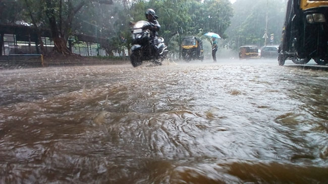 फोटो: मुंबई में भारी बारिश फोटो: मुंबई में भारी बारिश