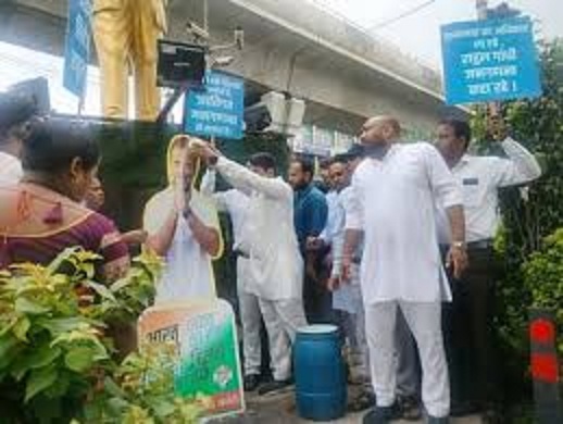 भोपाल में राहुल गांधी के पोस्टर का दूध से अभिषेक भोपाल में राहुल गांधी के पोस्टर का दूध से अभिषेक