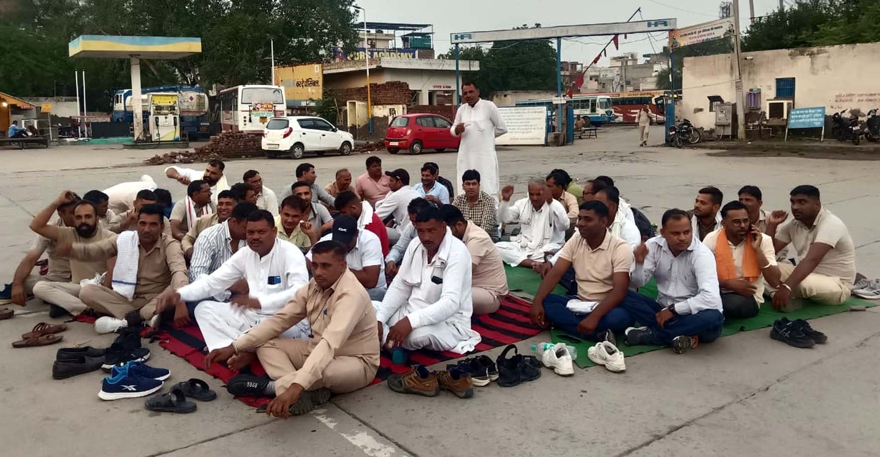चक्का जाम करके धरने पर बैठे रोडवेज कर्मचारी। चक्का जाम करके धरने पर बैठे रोडवेज कर्मचारी।