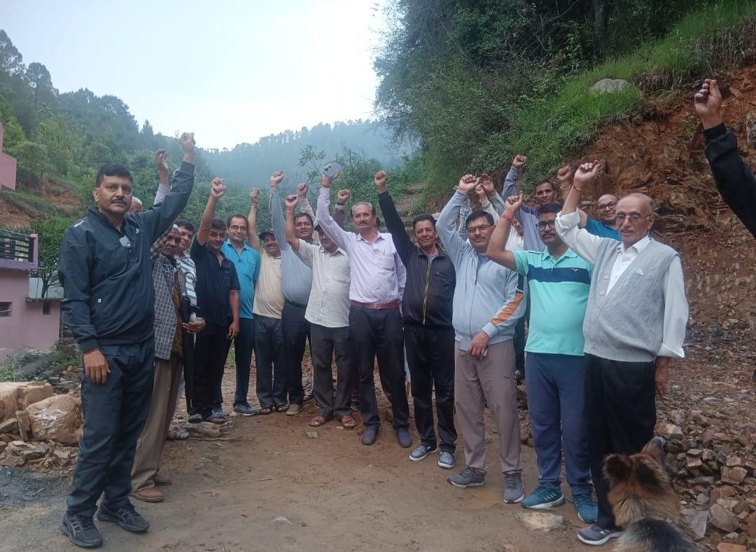 प्रदर्शन करते ग्रामीण