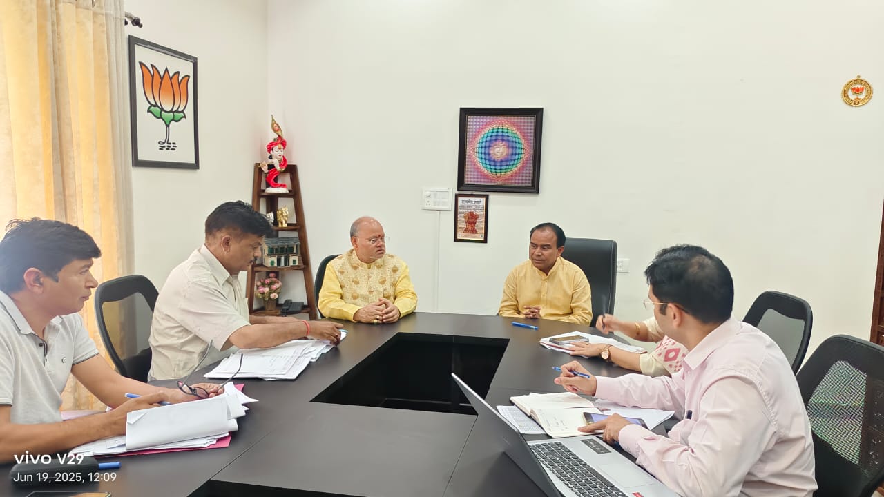 मंत्री धन सिंह रावत विभागीय अधिकारियों के साथ बैठक करते । मंत्री धन सिंह रावत विभागीय अधिकारियों के साथ बैठक करते ।
