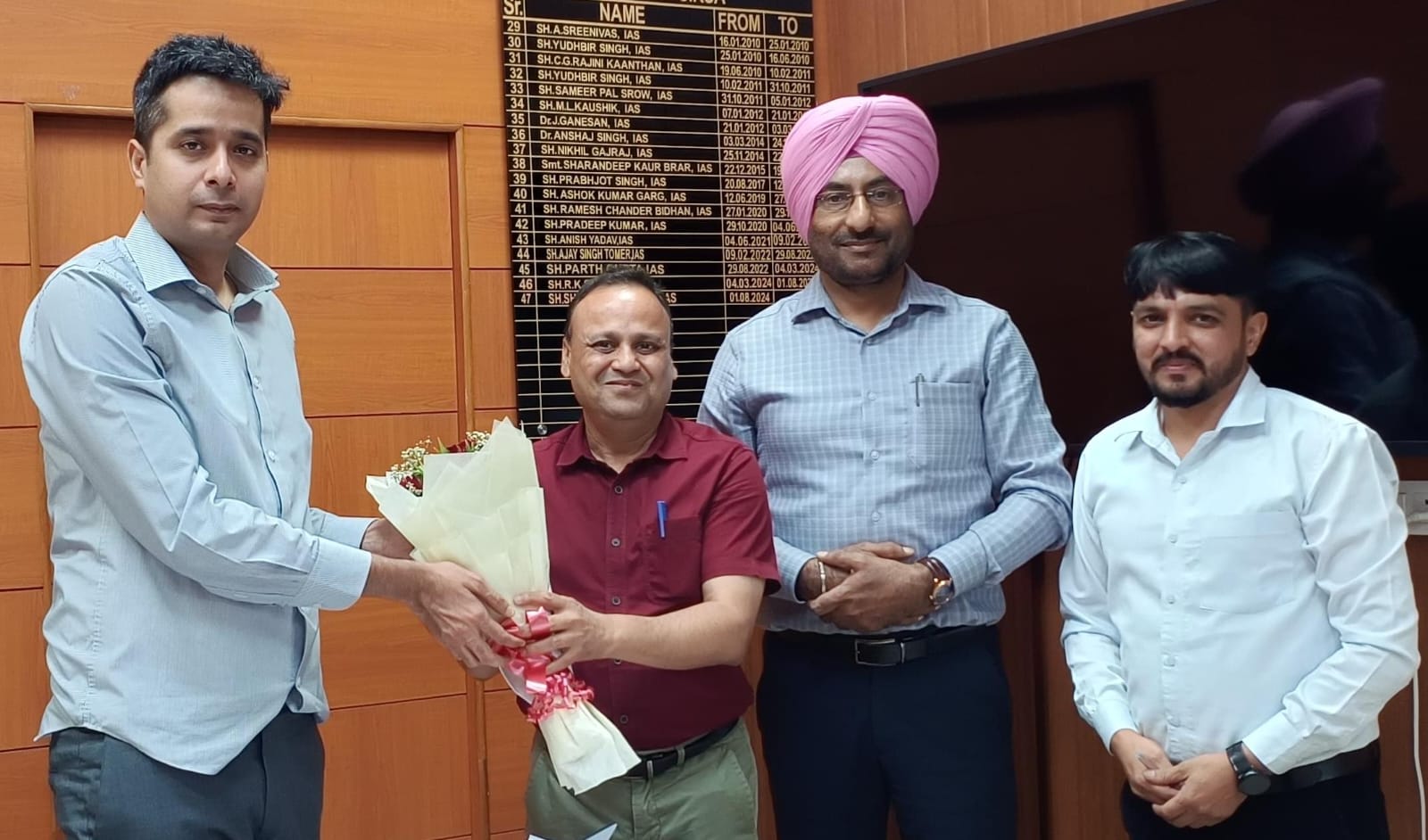 निदेशक अनुज महाजन का स्वागत करते अधिकारी। निदेशक अनुज महाजन का स्वागत करते अधिकारी।
