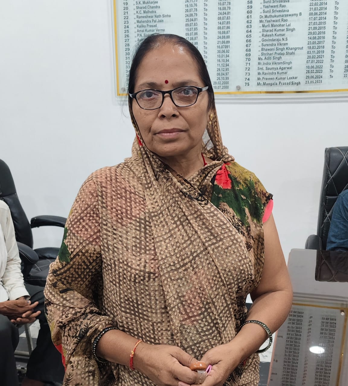 डीएम कार्यालय पहुंची महिला डीएम कार्यालय पहुंची महिला