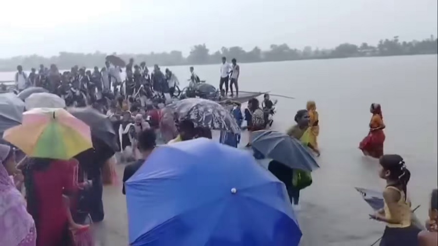 असमः नलबाड़ी जिले में ब्रह्मपुत्र नद नाव दुर्घटना के बाद मची अफरा-तफरी का दृश्य असमः नलबाड़ी जिले में ब्रह्मपुत्र नद नाव दुर्घटना के बाद मची अफरा-तफरी का दृश्य