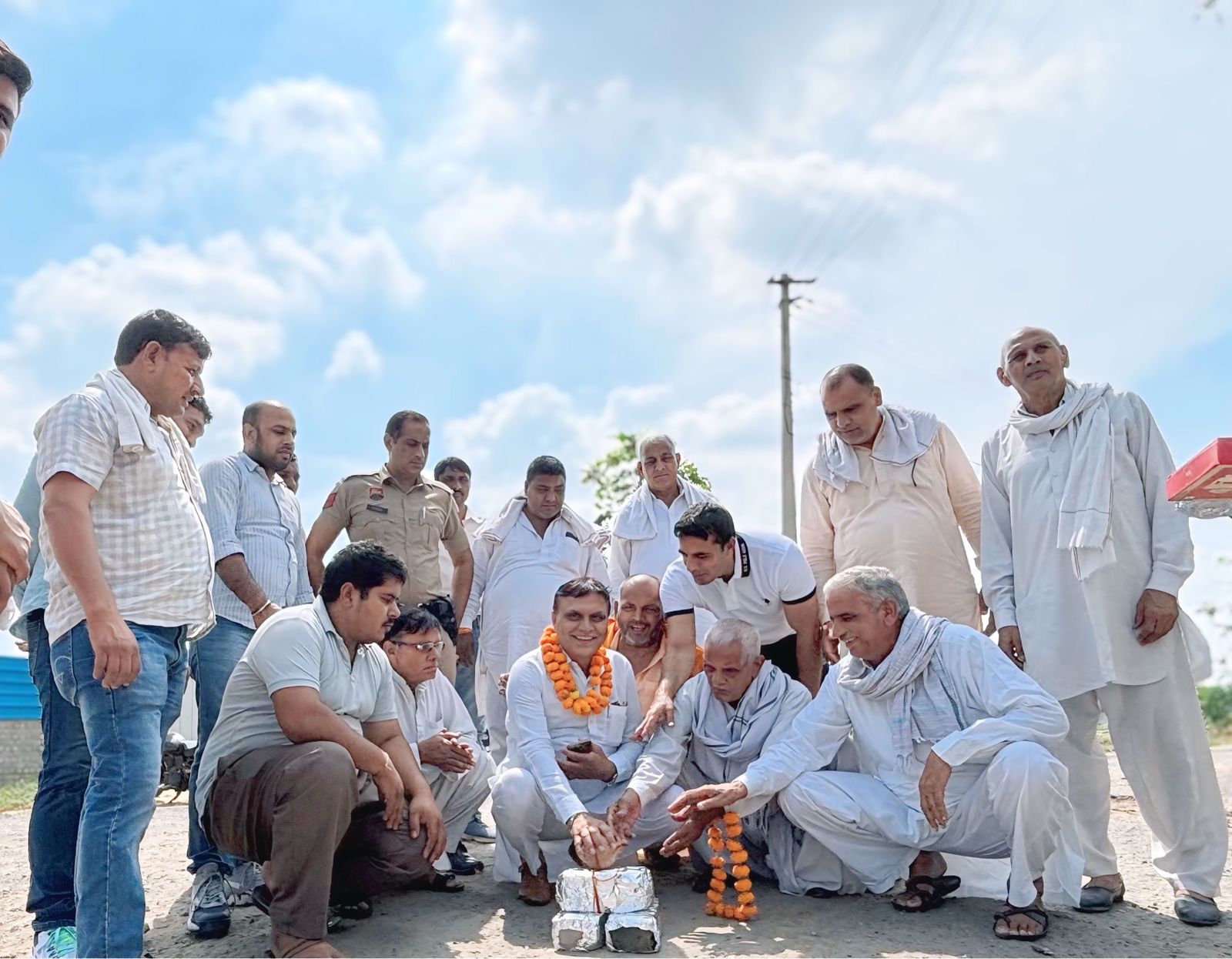 नारियल फोड़कर रोड के निर्माण कार्य का शुभारंभ करते विधायक राजेश जून। नारियल फोड़कर रोड के निर्माण कार्य का शुभारंभ करते विधायक राजेश जून।