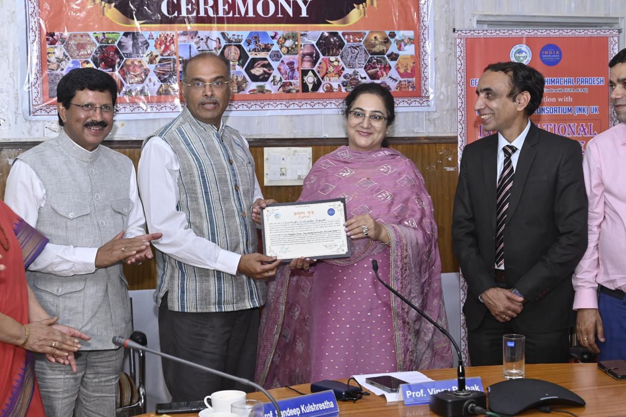 संगोष्ठी के विजेताओं को सम्मानित करते हुए। संगोष्ठी के विजेताओं को सम्मानित करते हुए।
