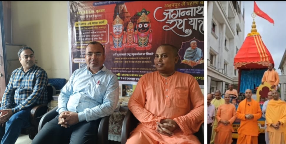 केंद्र के प्रभारी चैतन्य मनोहर दास एवं प्रशांत पांडे ने पत्रकाराें काेे जानकारी देते केंद्र के प्रभारी चैतन्य मनोहर दास एवं प्रशांत पांडे ने पत्रकाराें काेे जानकारी देते