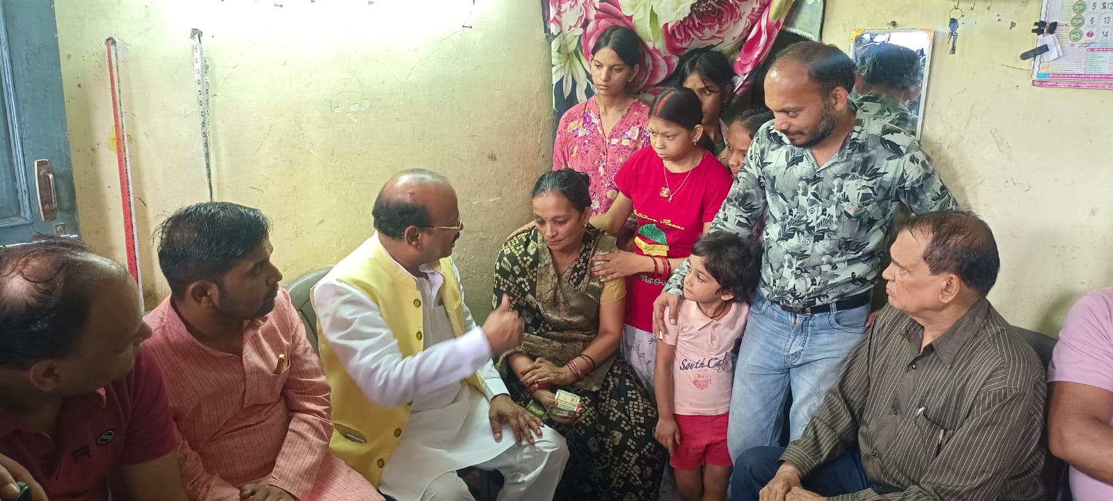 मंत्री दिलीप जायसवाल पीडित के परिजनाे से मिलते मंत्री दिलीप जायसवाल पीडित के परिजनाे से मिलते