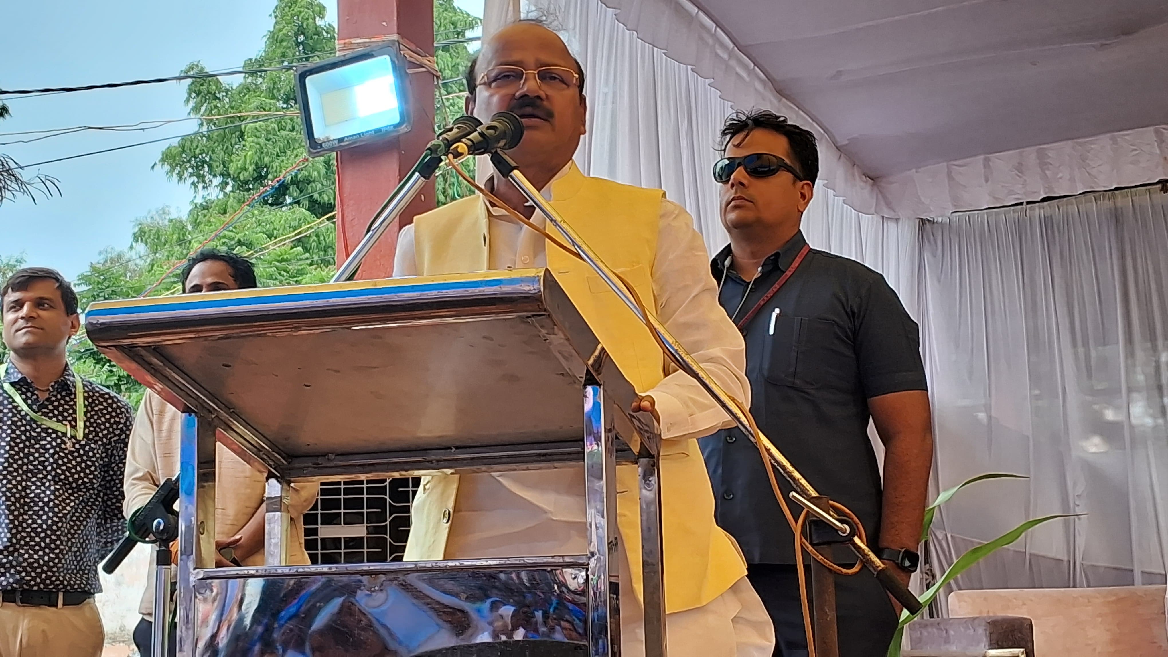 कार्यक्रम काे संबाेधित करते राज्यमंत्री दिलीप जायसवाल कार्यक्रम काे संबाेधित करते राज्यमंत्री दिलीप जायसवाल