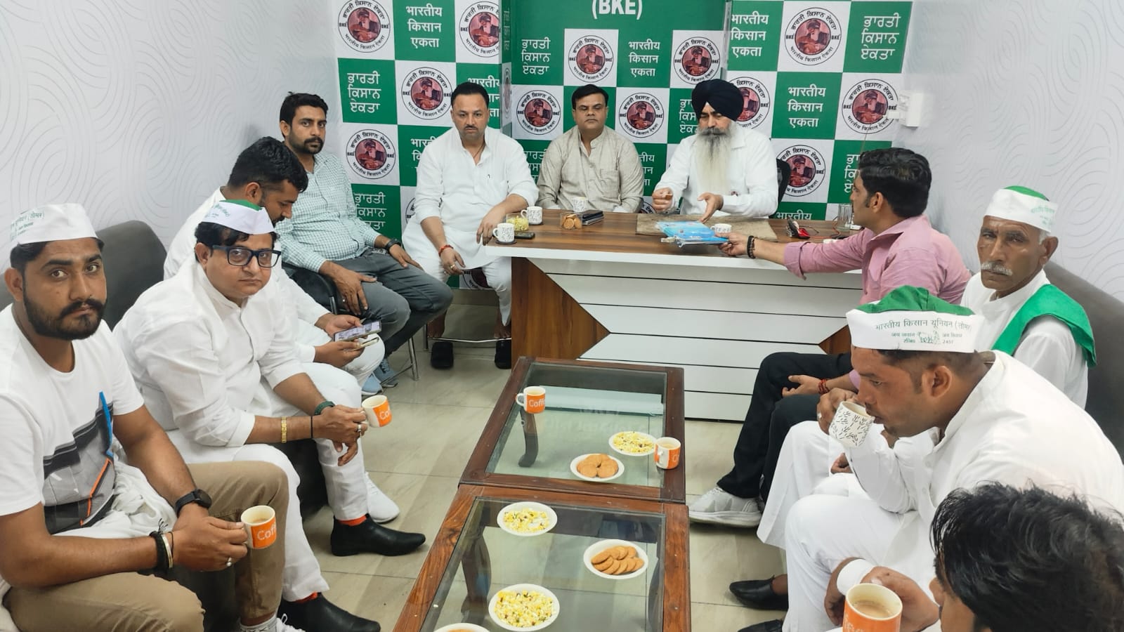 सिरसा में किसानों के साथ चर्चा करते बीकयू अध्यक्ष संजीव तोमर व अन्य। सिरसा में किसानों के साथ चर्चा करते बीकयू अध्यक्ष संजीव तोमर व अन्य।