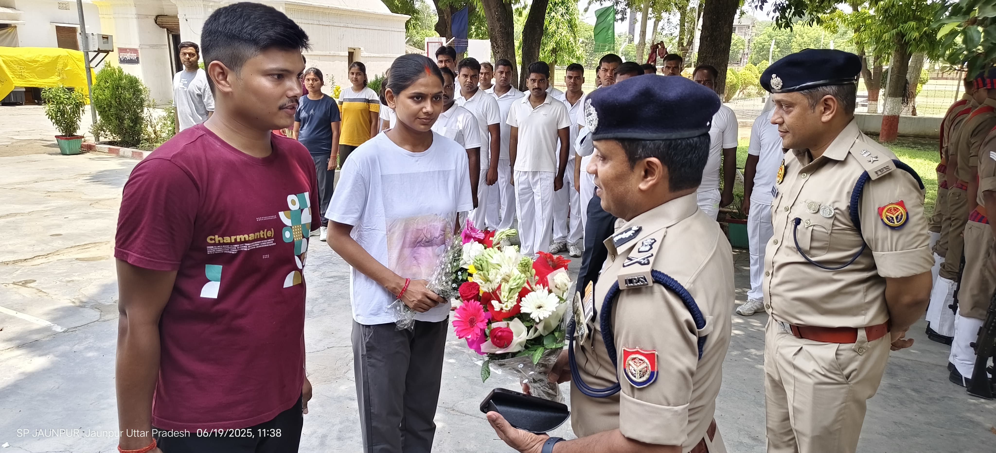 एडीजी वाराणसी पीयूष मार्डिया प्रशिक्षु आरक्षियों से मुलाकात करते हुए
