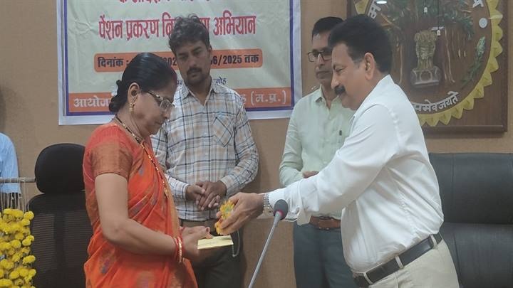 संभागायुक्त ने सेवानिवृत्त अधिकारियों-कर्मचारियों को पीपीओ किए वितरित संभागायुक्त ने सेवानिवृत्त अधिकारियों-कर्मचारियों को पीपीओ किए वितरित