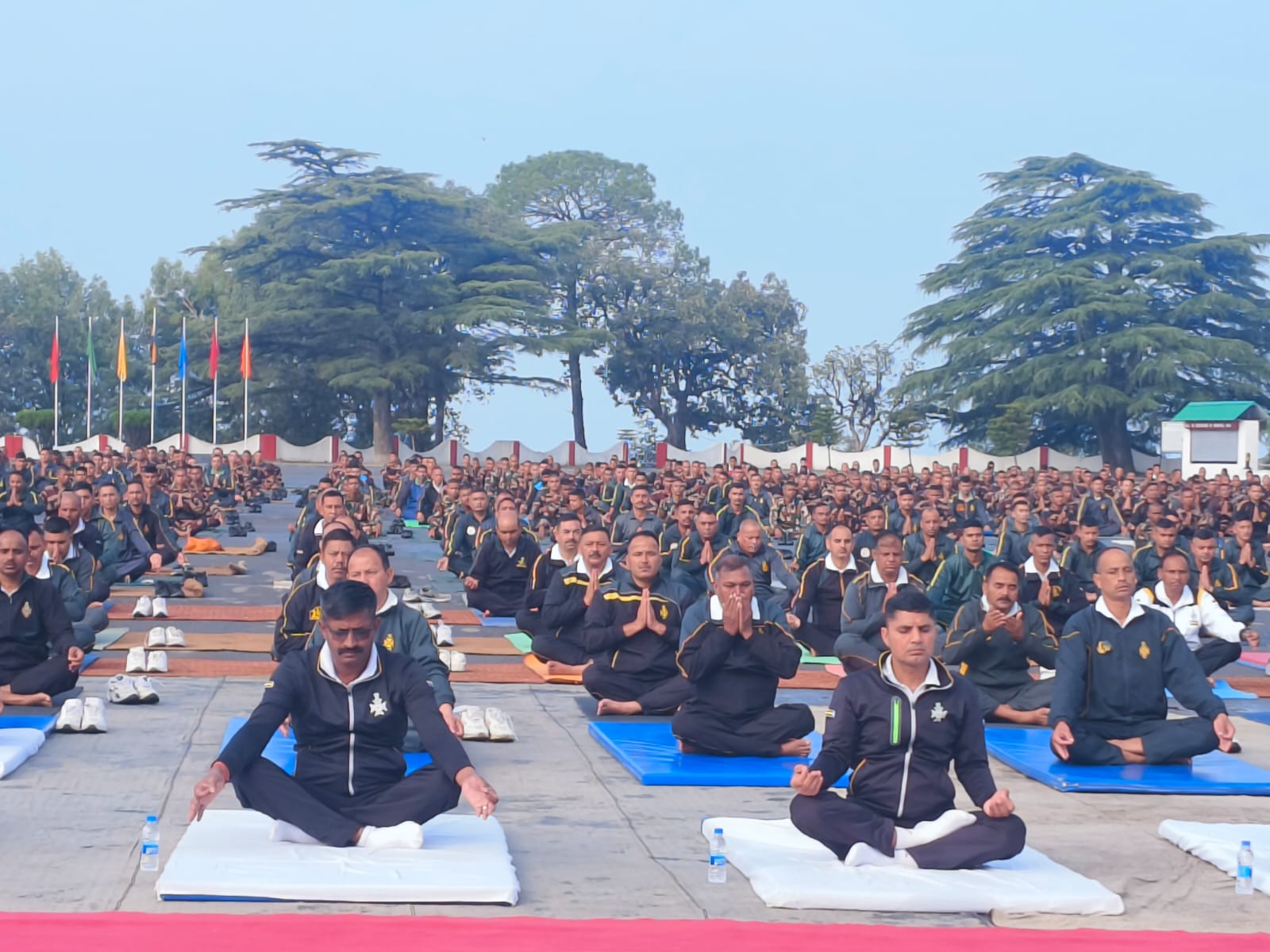 गढ़वाल राइफल रेजीमेंटल केंद्र में योगाभ्यास करते सैन्य अधिकारी व जवान गढ़वाल राइफल रेजीमेंटल केंद्र में योगाभ्यास करते सैन्य अधिकारी व जवान
