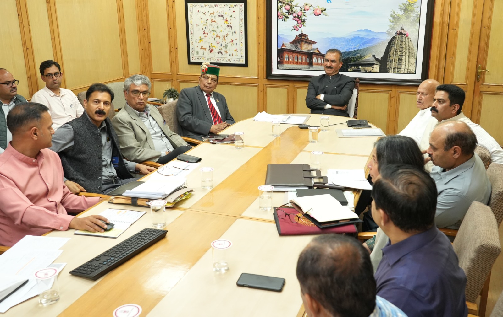 मुख्यमंत्री बैठक की अध्यक्षता करते हुए मुख्यमंत्री बैठक की अध्यक्षता करते हुए