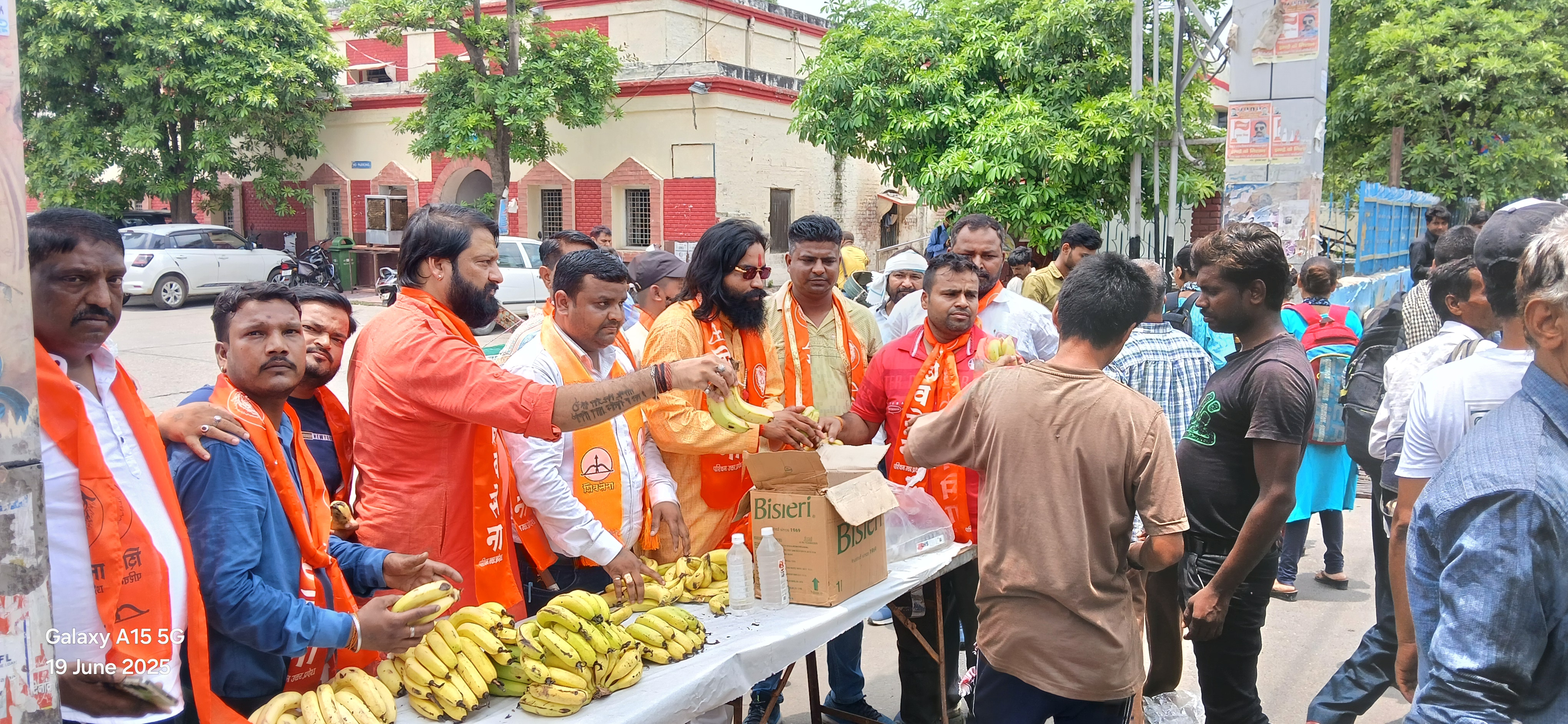 शिवसेना के 59 वें स्थापना दिवस पर रेलवे स्टेशन, पर लड्डू, फल, शर्बत का वितरण शिंदे गुट के पदाधिकारी । शिवसेना के 59 वें स्थापना दिवस पर रेलवे स्टेशन, पर लड्डू, फल, शर्बत का वितरण शिंदे गुट के पदाधिकारी ।