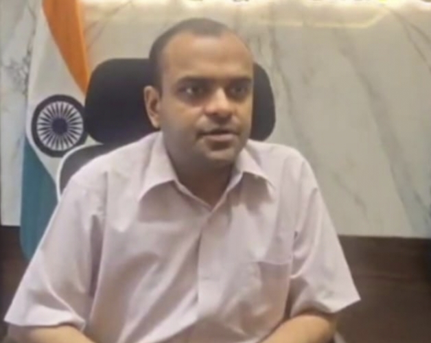 हरिद्वार के जिलाधिकारी मयूर दीक्षित ईरान में फंसे नागरिकों को लेकर जानकारी देते हुए। उन्होंने कहा कि सभी प्रभावितों का डाटा गृह मंत्रालय को भेजा जाएगा। हरिद्वार के जिलाधिकारी मयूर दीक्षित ईरान में फंसे नागरिकों को लेकर जानकारी देते हुए। उन्होंने कहा कि सभी प्रभावितों का डाटा गृह मंत्रालय को भेजा जाएगा।