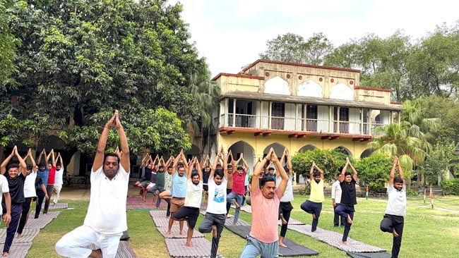योग करते इविवि के छात्र योग करते इविवि के छात्र