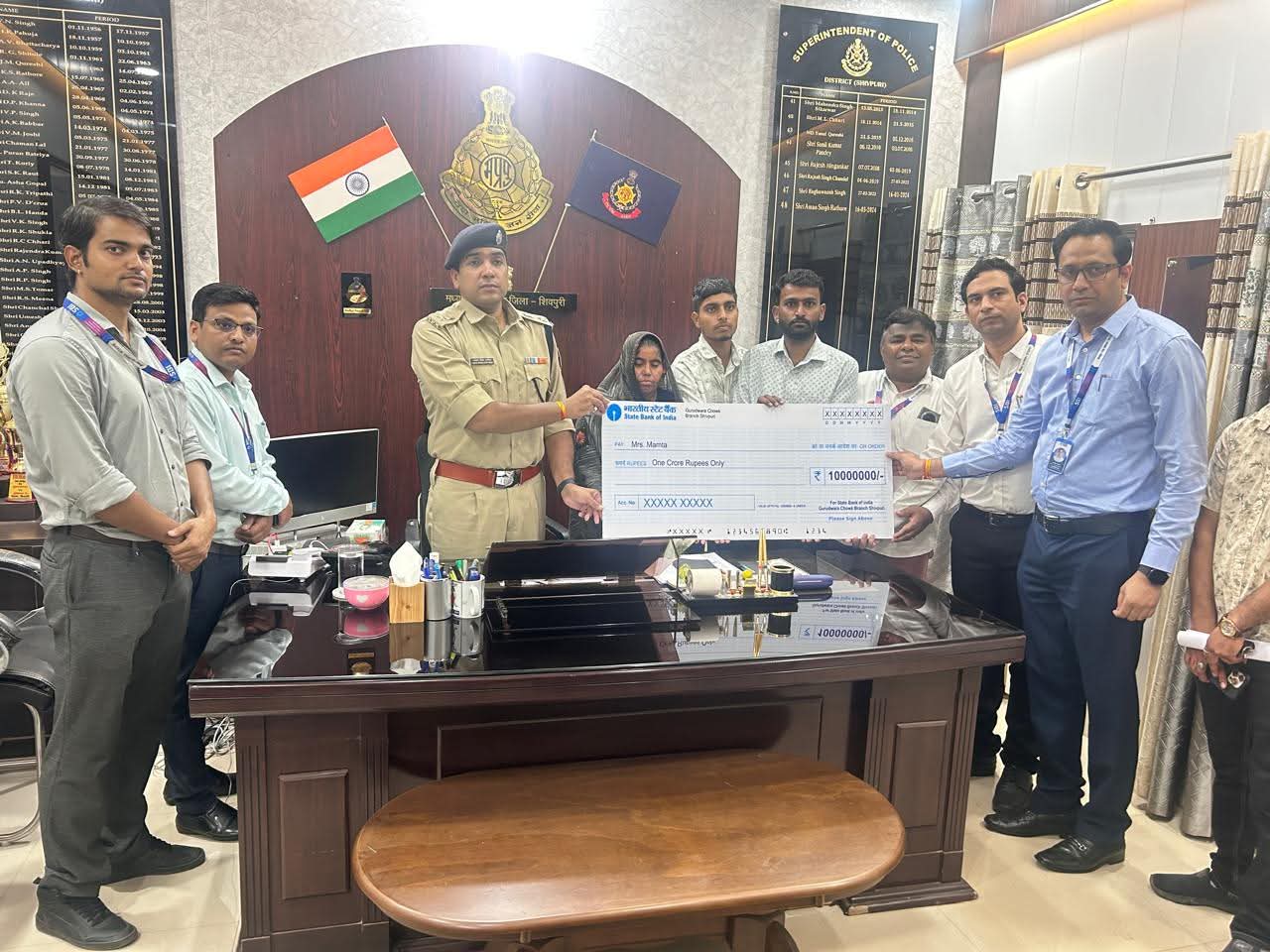 एक करोड़ का चेक पुलिस अधीक्षक ने मृतक आरक्षक के परिवारजनों को सौंपा एक करोड़ का चेक पुलिस अधीक्षक ने मृतक आरक्षक के परिवारजनों को सौंपा