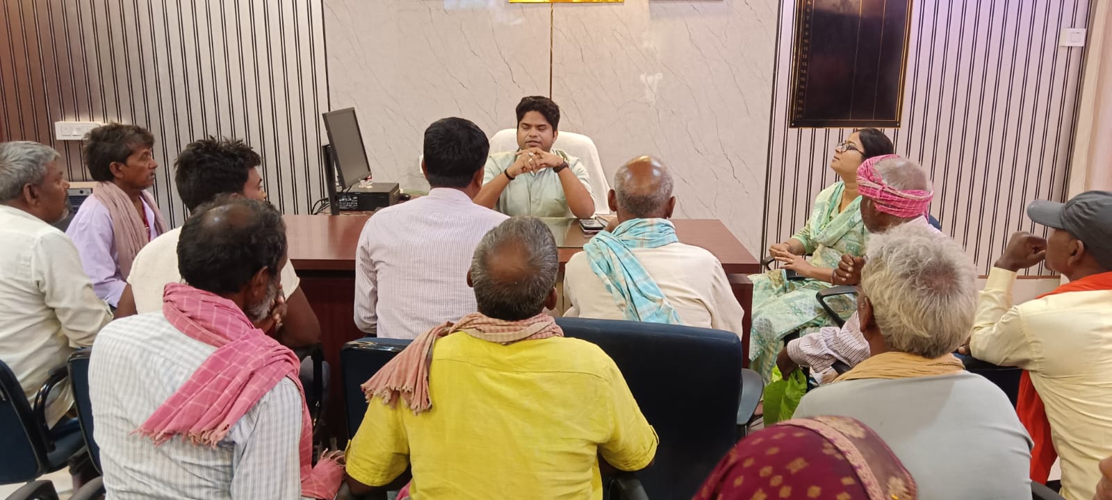 बैठक के दौरान की तस्वीर बैठक के दौरान की तस्वीर