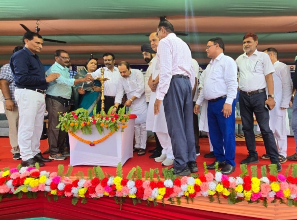 उद्घाटन करते सांसद व उपमुख्य सचिव