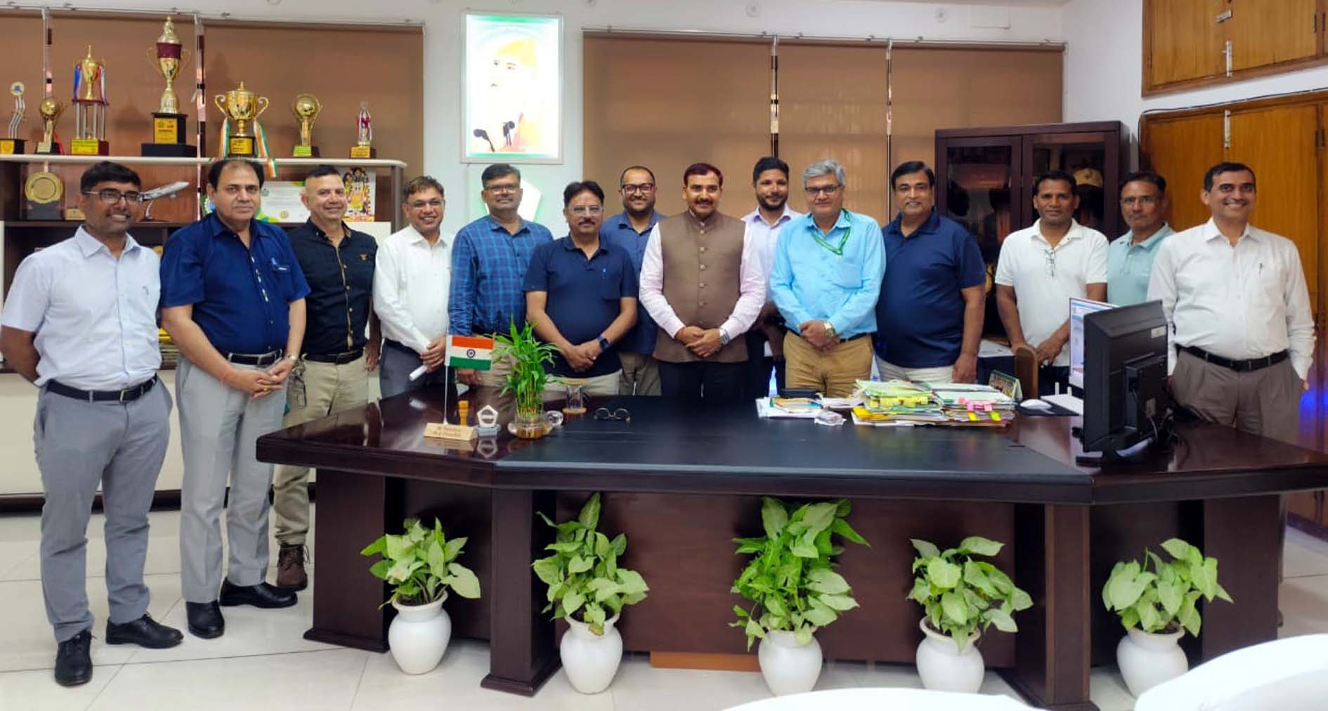 दल के सदस्यों को बधाई देते कुलपति प्रो. नरसी राम बिश्नोई। दल के सदस्यों को बधाई देते कुलपति प्रो. नरसी राम बिश्नोई।
