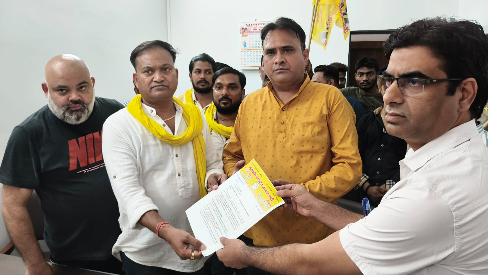 जिला आबकारी अधिकारी काे ज्ञापन सौंपतें सुहेलदेव भारतीय समाज पार्टी के पदाधिकारी जिला आबकारी अधिकारी काे ज्ञापन सौंपतें सुहेलदेव भारतीय समाज पार्टी के पदाधिकारी
