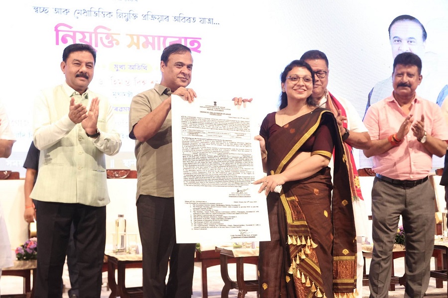 বিভিন্ন বিভাগৰ ৪৮১ গৰাকী প্ৰাৰ্থীক নিযুক্তি পত্ৰ প্ৰদান কৰি মুখ্যমন্ত্ৰী। লগতে মন্ত্ৰী ৰঞ্জিত দাস আৰু মন্ত্ৰী ড° ৰানোজ পেগু বিভিন্ন বিভাগৰ ৪৮১ গৰাকী প্ৰাৰ্থীক নিযুক্তি পত্ৰ প্ৰদান কৰি মুখ্যমন্ত্ৰী। লগতে মন্ত্ৰী ৰঞ্জিত দাস আৰু মন্ত্ৰী ড° ৰানোজ পেগু