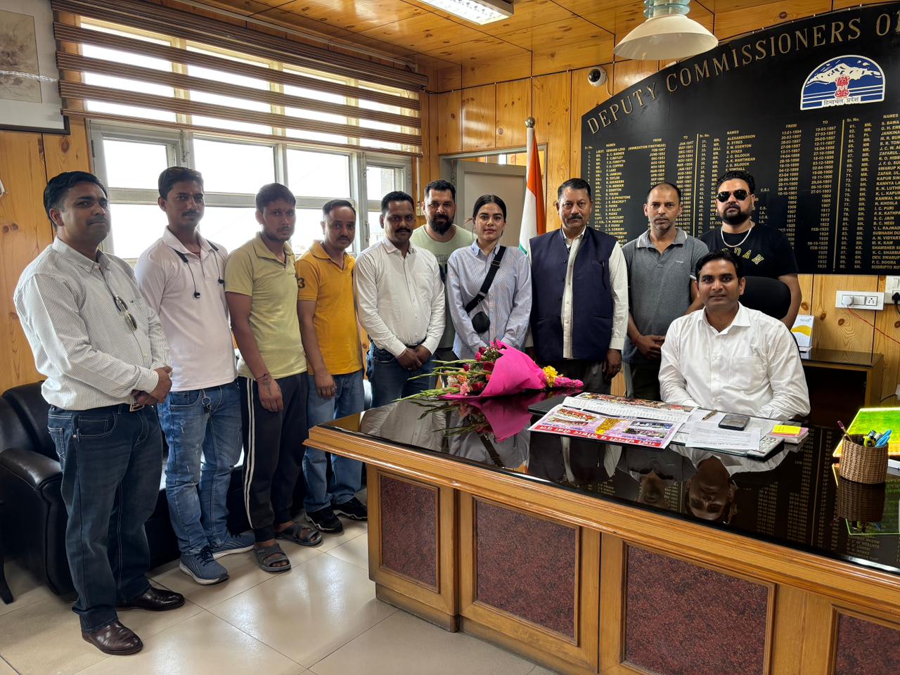 उपायुक्त को निमंत्रण देने के दौरान मौजूद सदस्य। उपायुक्त को निमंत्रण देने के दौरान मौजूद सदस्य।