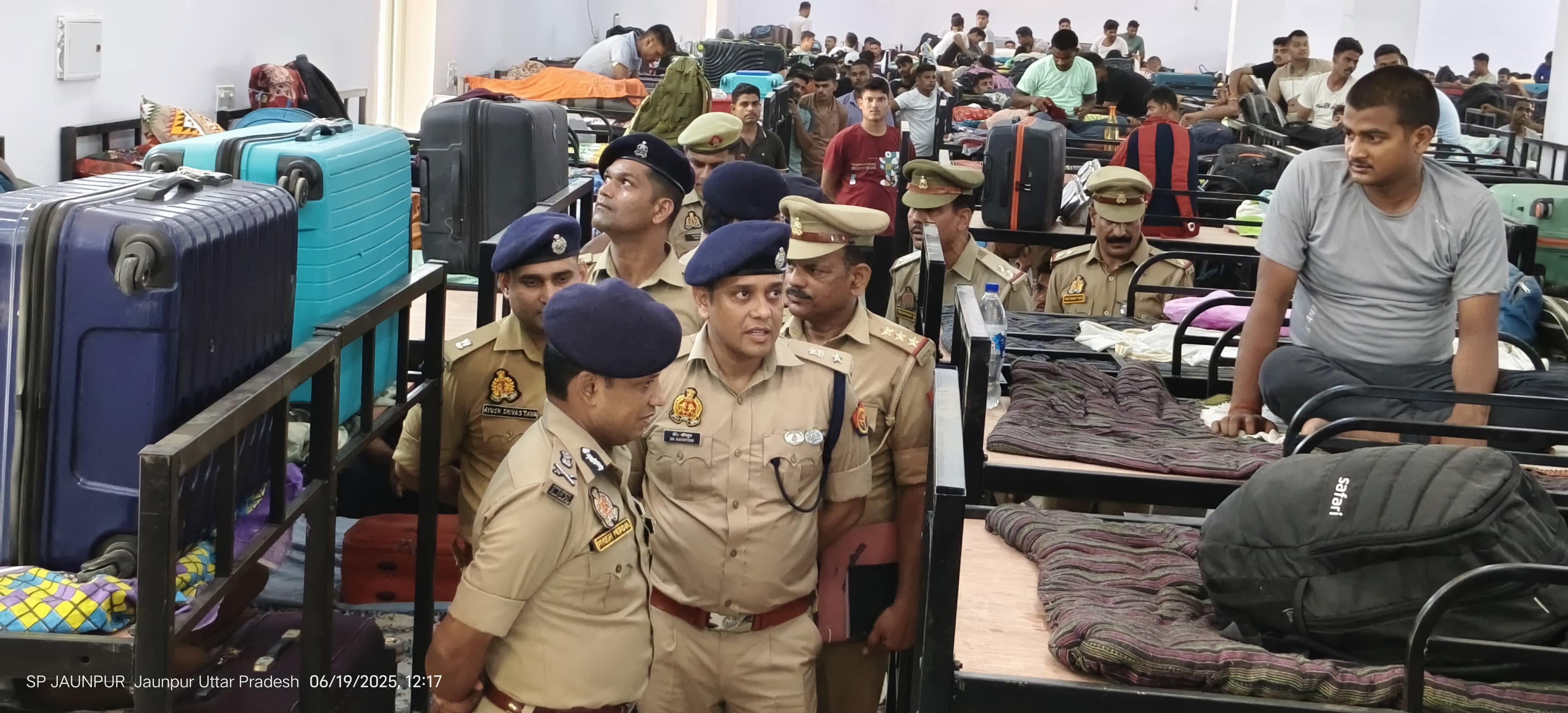 एडीजी वाराणसी पीयूष मार्डिया पुलिस लाइन में निरीक्षण करते हुए