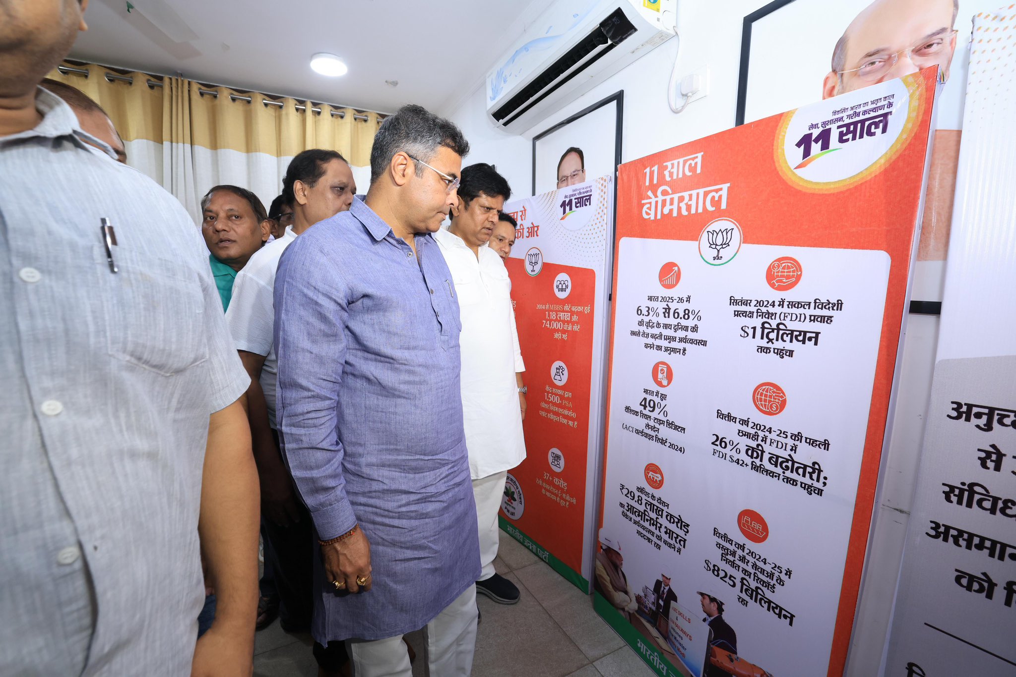 भारतीय जनता पार्टी नई दिल्ली जिला द्वारा आयोजित प्रदर्शनी का शुक्रवार को अवलोकन करते मंत्री प्रवेश साहिब सिंह भारतीय जनता पार्टी नई दिल्ली जिला द्वारा आयोजित प्रदर्शनी का शुक्रवार को अवलोकन करते मंत्री प्रवेश साहिब सिंह