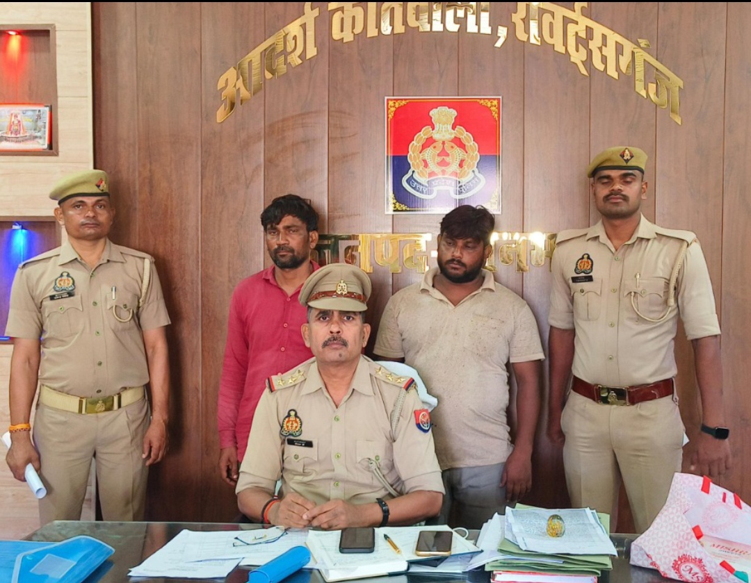 गिरफ्तार तस्करों को पेश करती पुलिस टिम गिरफ्तार तस्करों को पेश करती पुलिस टिम