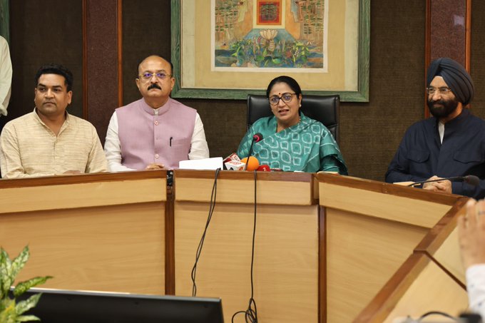 दिल्ली। दिल्ली सचिवालय में अंतरराष्ट्रीय योग दिवस की पूर्व संध्या पर मीडिया से संवाद करती मुख्यमंत्री रेखा गुप्ता दिल्ली। दिल्ली सचिवालय में अंतरराष्ट्रीय योग दिवस की पूर्व संध्या पर मीडिया से संवाद करती मुख्यमंत्री रेखा गुप्ता