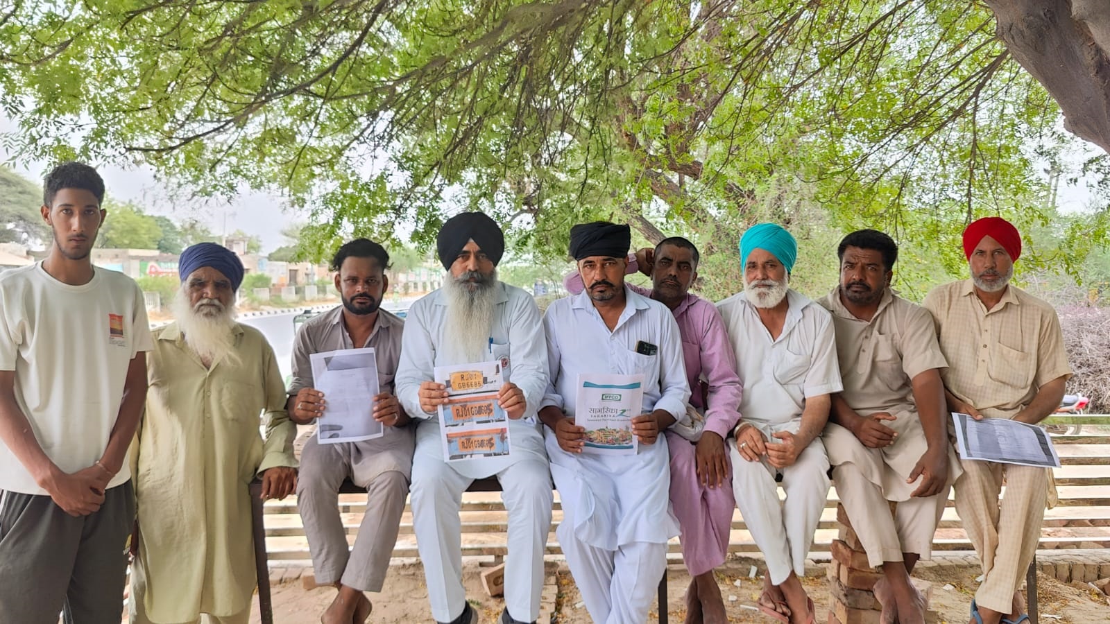 किसानों के साथ बैठक करते किसान नेता लखविंदर सिंह औलख। किसानों के साथ बैठक करते किसान नेता लखविंदर सिंह औलख।
