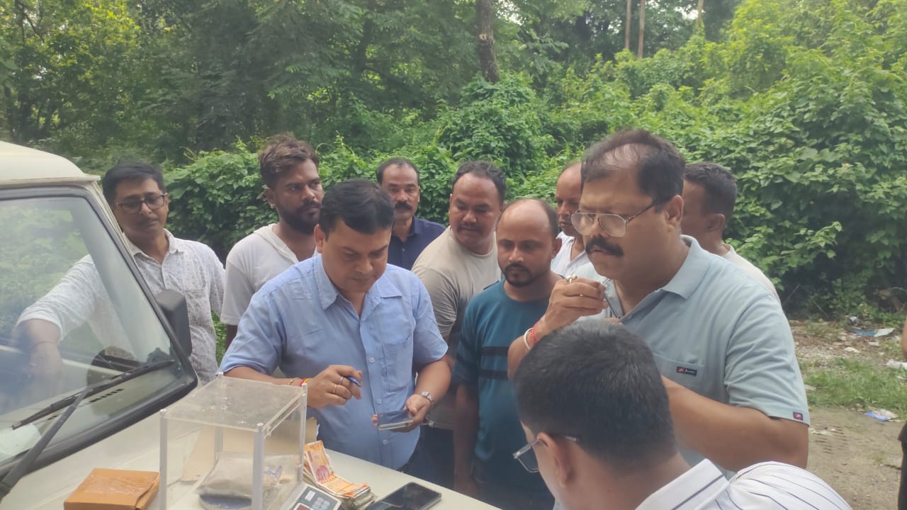ब्राउन शुगर के साथ गिरफ्तार आरोपितों की तलाश लेती पुलिस टीम ब्राउन शुगर के साथ गिरफ्तार आरोपितों की तलाश लेती पुलिस टीम