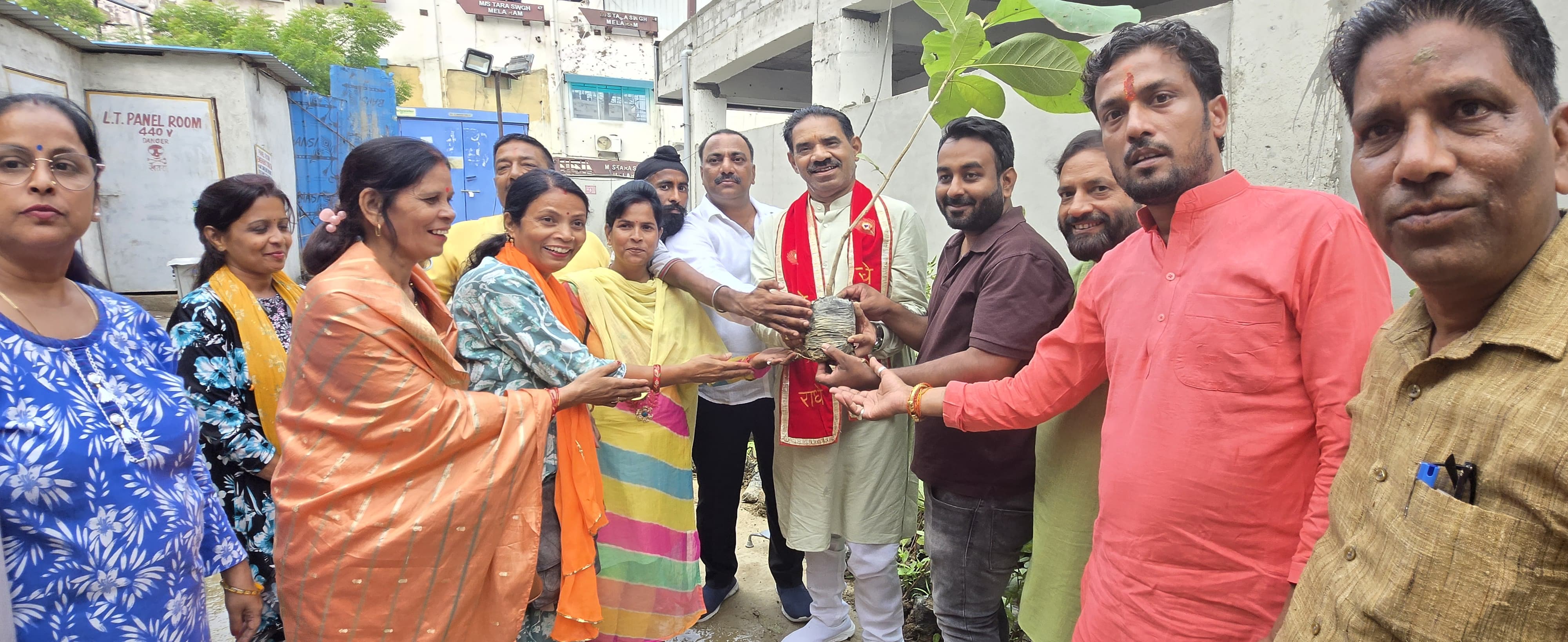 जिलाध्यक्ष वृक्ष वितरित करते हुए